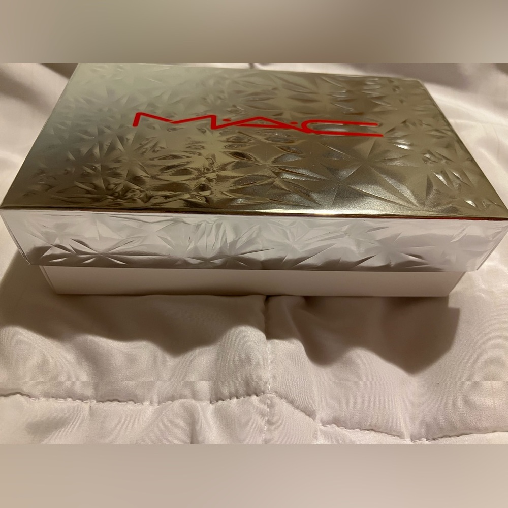 New! MAC Cosmetics Gift Box - Picture 2 of 3